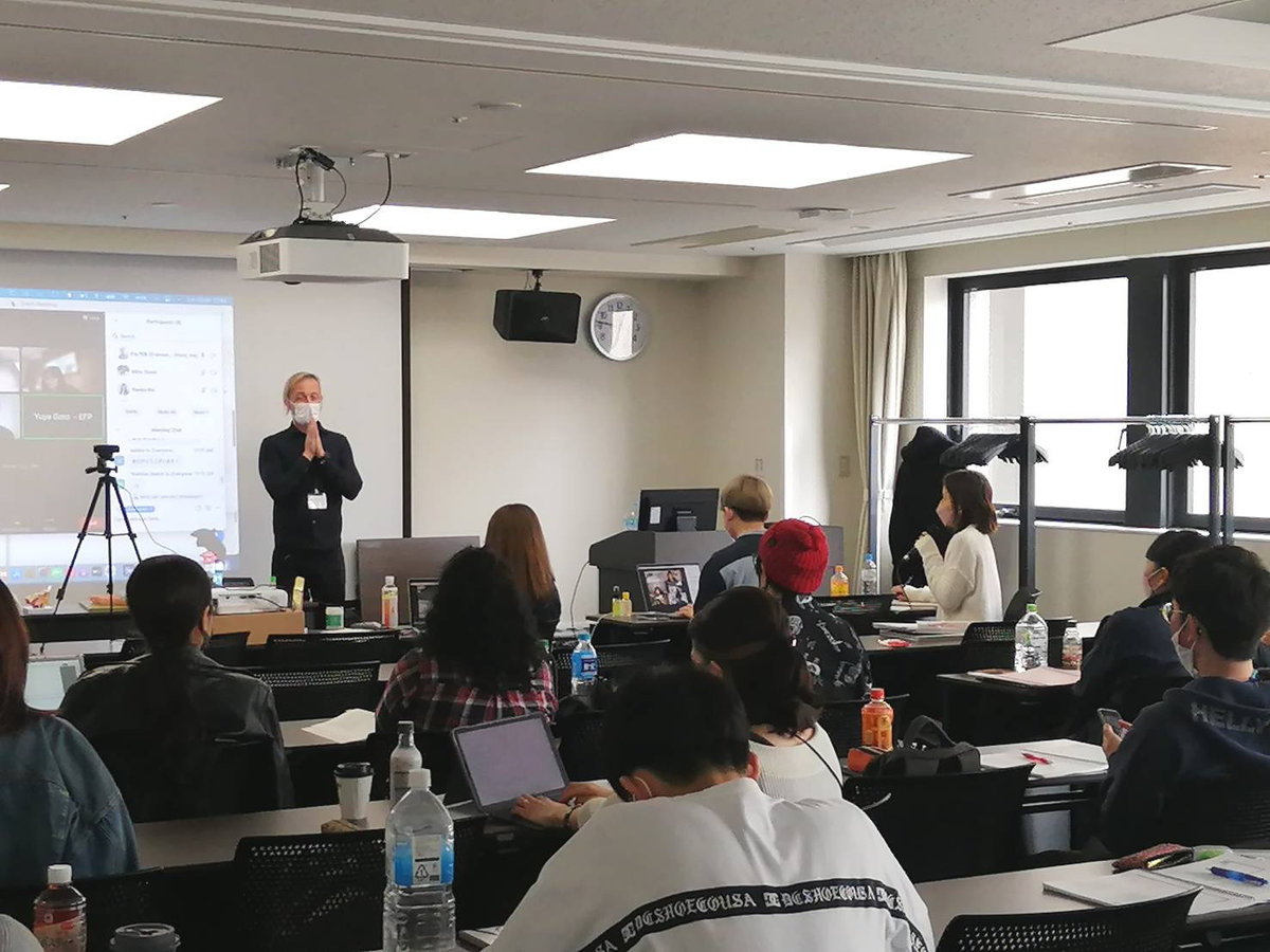 Estill Voice Trainingの講習会で学ぶ参加者と講師